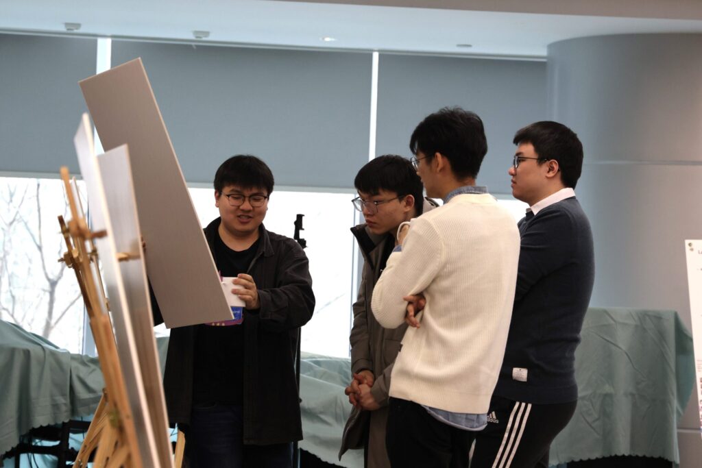 同学们讨论科研海报