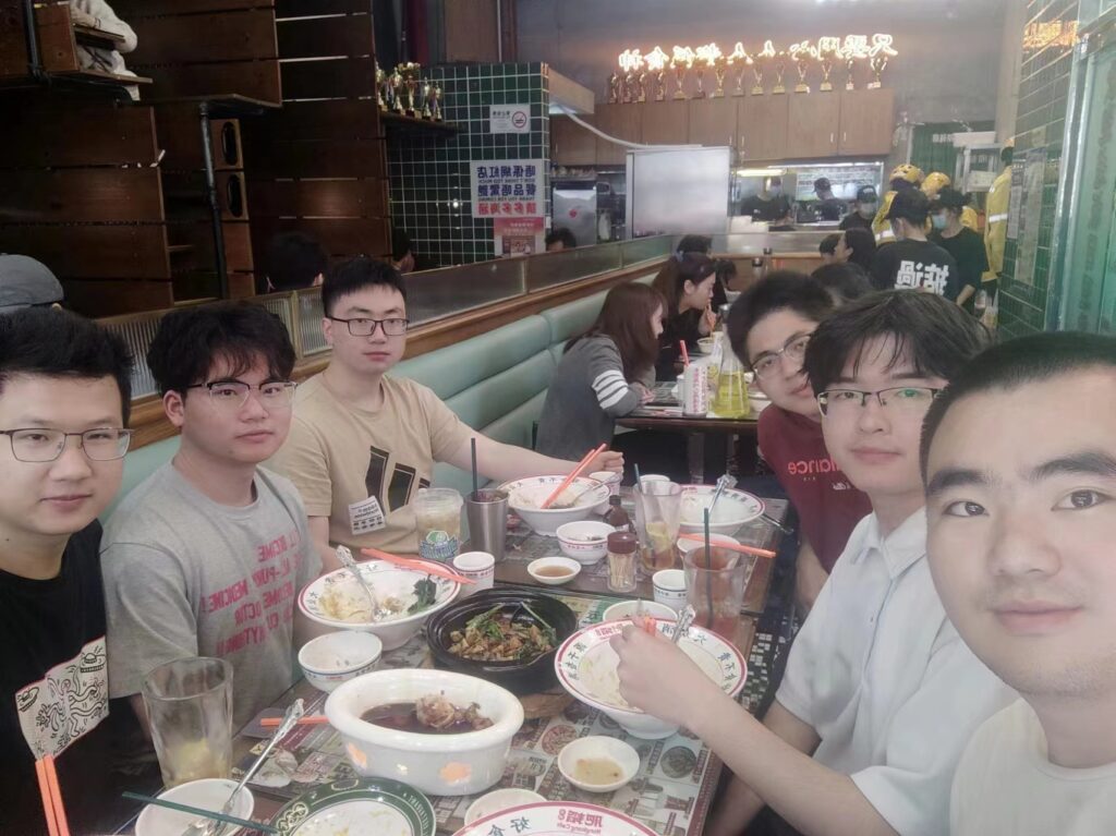 王一栋（右三）与伙伴们