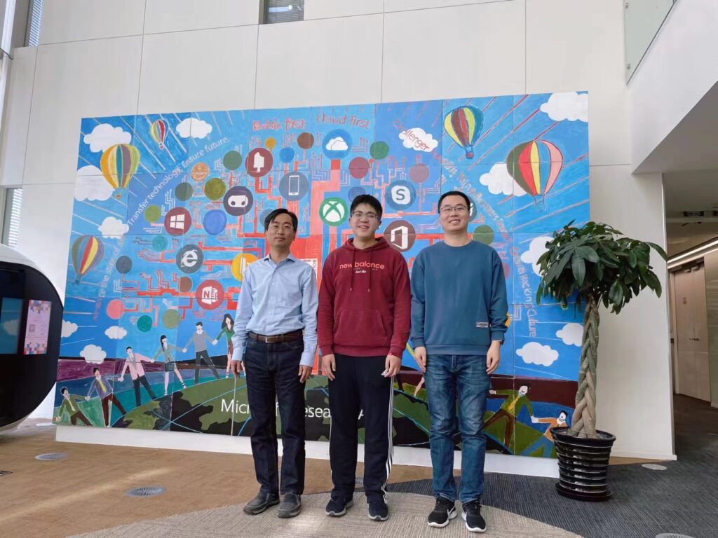 王一栋（中）与谢幸（左一）、王晋东（右一）