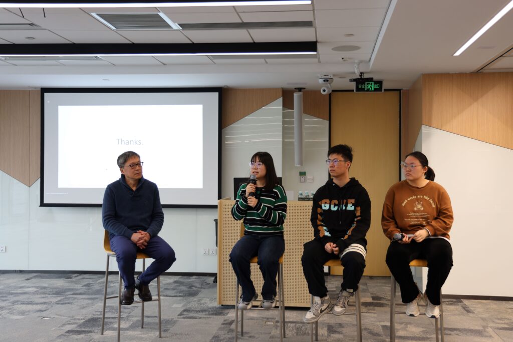 微软亚洲研究院首席研究员林钦佑(左)与组内联培学生