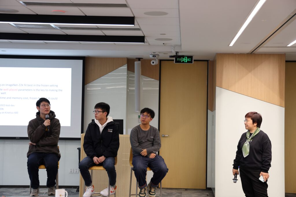 微软亚洲研究院高级研究员罗翀(右)与组内联培学生