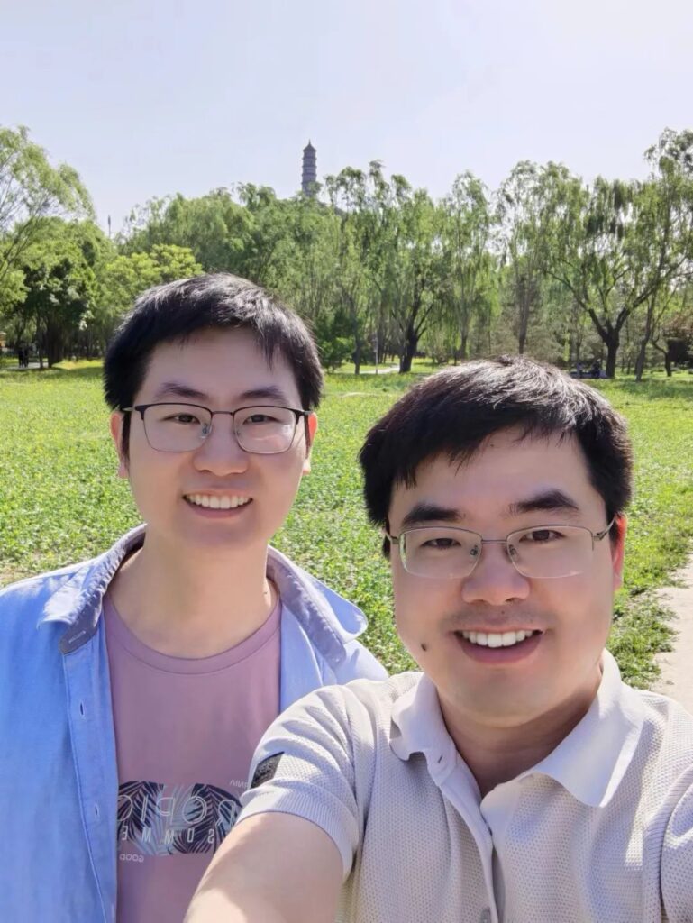 刘泽（左一）与胡瀚导师（右一）合影