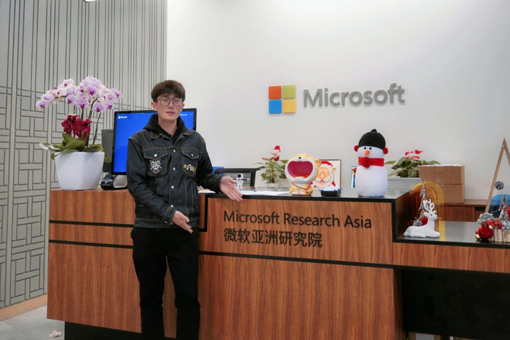 潘昊在微软亚洲研究院(上海)办公室