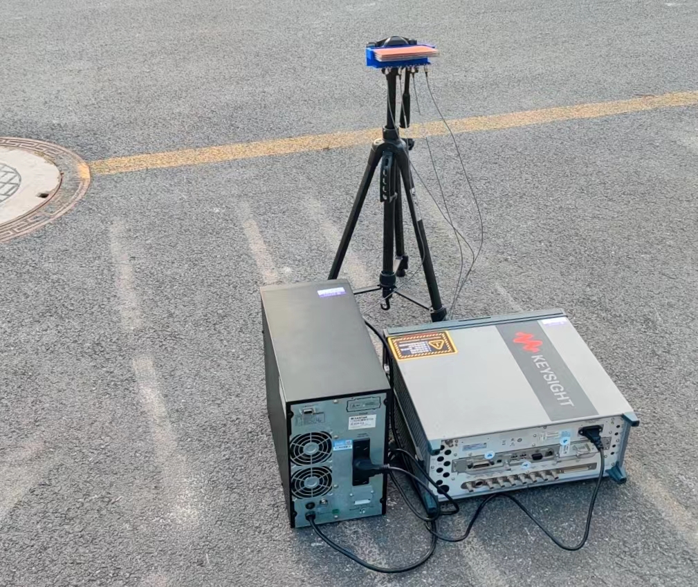 潘昊团队在43楼的高度模拟了“卫星”收发天线,并在地面部署了团队设计的小型地面站收发天线系统,图为实物实验场景