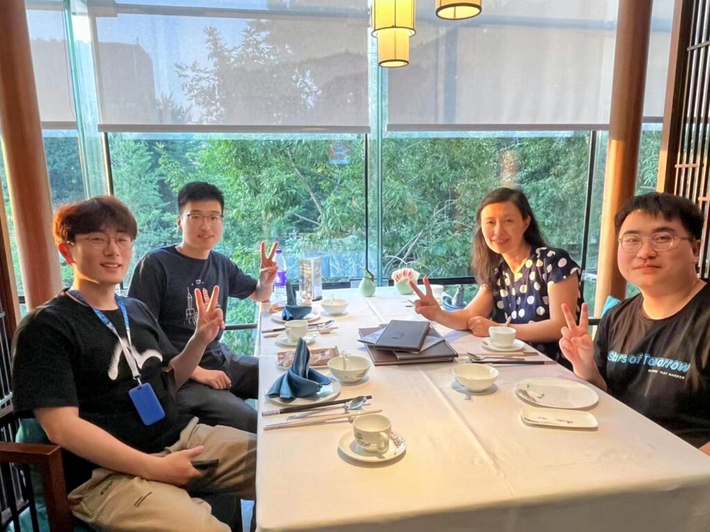 mentor 邱锂力博士(右二)与同学们一起共进晚餐