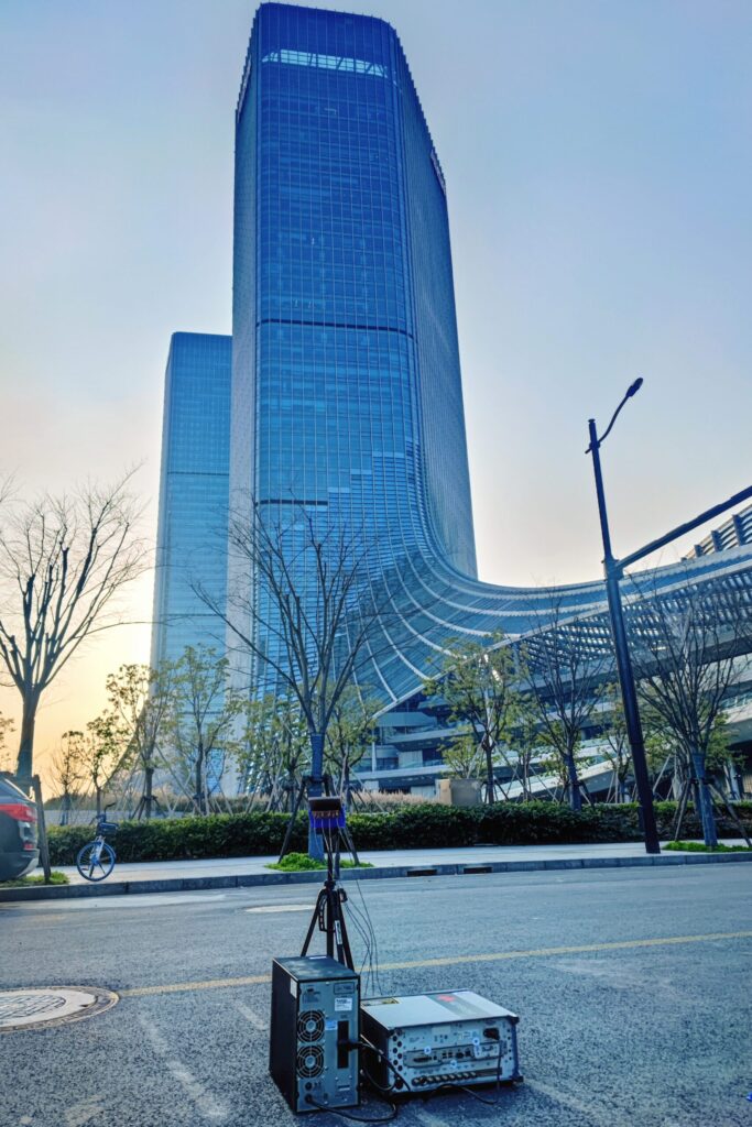 潘昊团队在43楼的高度模拟了“卫星”收发天线,并在地面部署了团队设计的小型地面站收发天线系统,图为实物实验场景