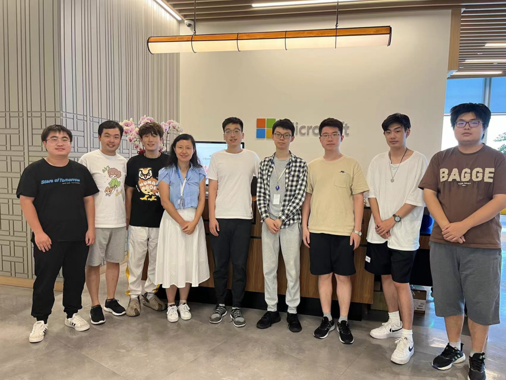 研究团队部分成员的合影（左四为邱锂力博士，左三为研究员潘昊，左五为马睿淳）