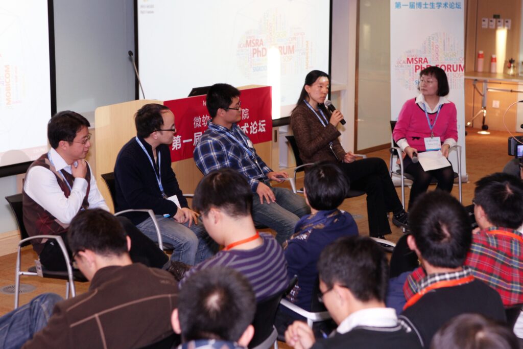 胡文君博士（右二）在微软亚洲研究院第一届博士生学术论坛上进行分享