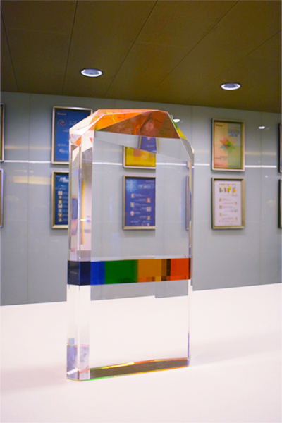 Ambrosio在两年前领取的微软25周年工作年限纪念奖杯