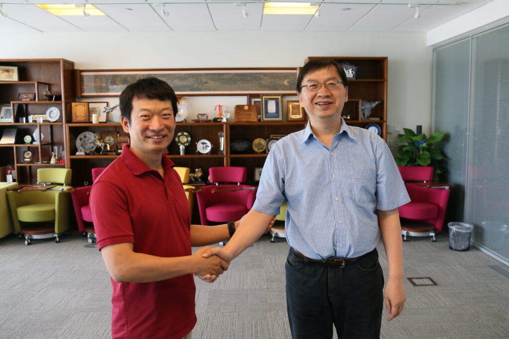 2018年度首都劳动奖章获得者、微软亚洲研究院副院长周明(右)与2019年度首都劳动奖章获得者、微软亚洲研究院创新工程组首席开发经理陈刚(左)合影