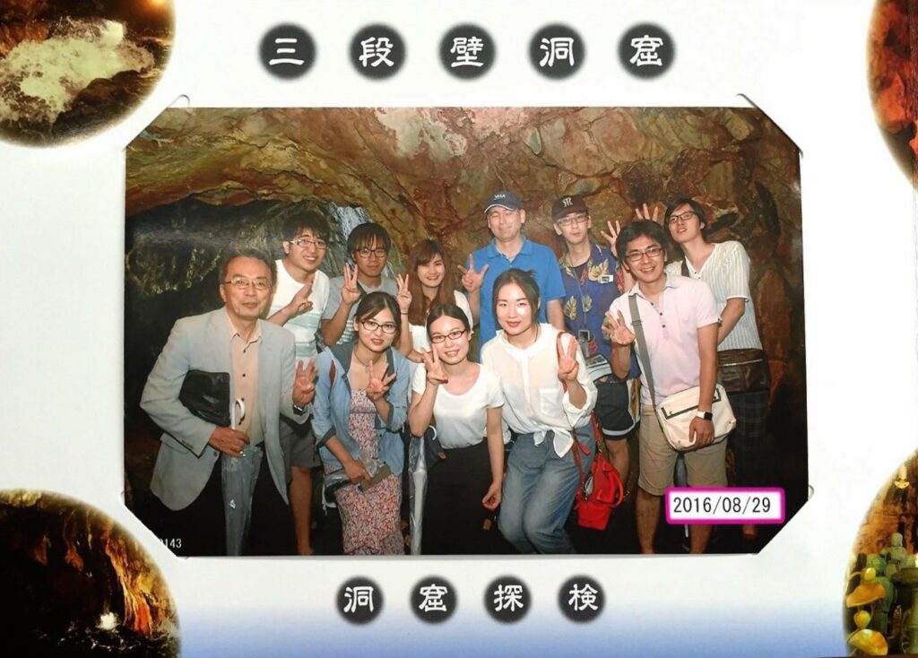 刘蓓(前排左二)与导师田中克己教授(前排左一)及实验室小伙伴一起出游