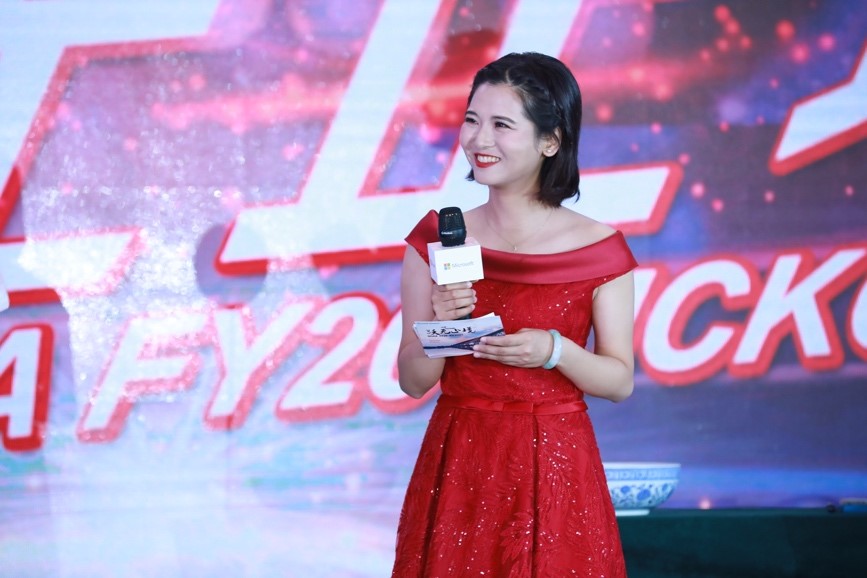 刘蓓在微软亚洲研究院 Kick Off 晚会上担任主持