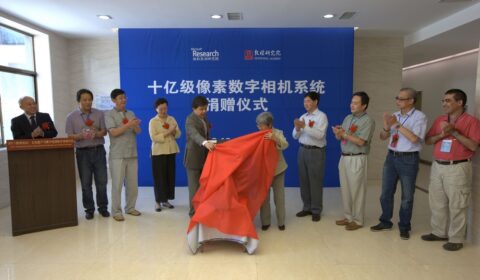 微软亚洲研究院院长洪小文博士向敦煌研究院捐赠了专门为敦煌莫高窟量身定制的“飞天号”十亿级像素数字相机系统