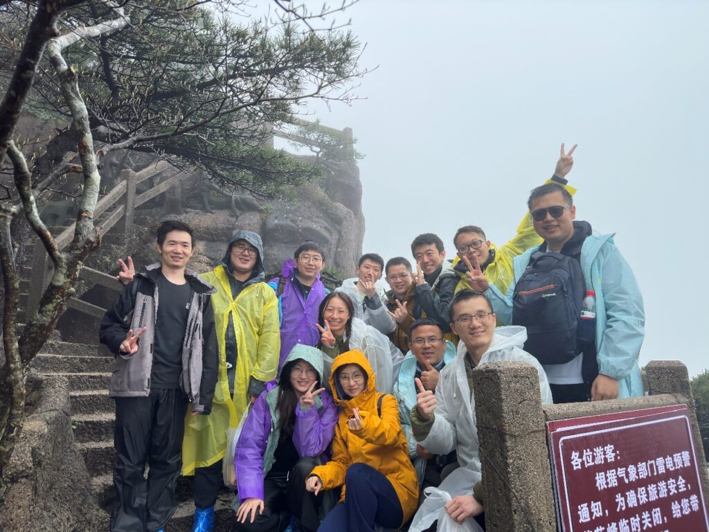 边江（第二排右三）与团队部分成员合影