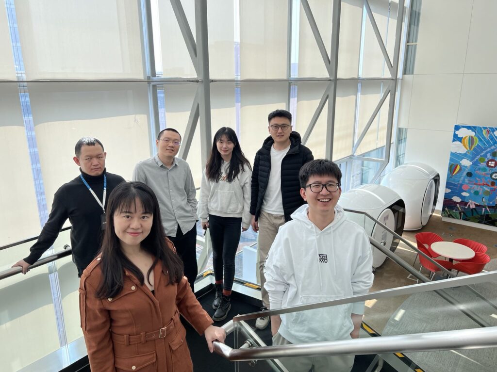李琨（第一排右一）和异构计算组同事们