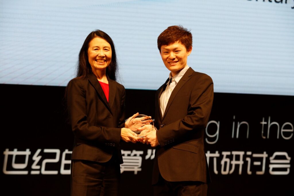 董力（右）在2015年“二十一世纪的计算”大会上获得微软学者称号，哥伦比亚大学数据科学研究所所长周以真教授（左）为其颁奖