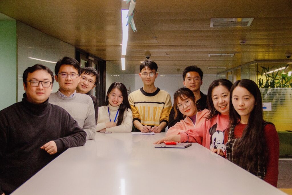 NNI 项目团队部分成员合影(从左至右:设计师欧洋,研究员彭厚文,研究工程师刘哲,实习生毛阿妍,实习生林彬,研究工程师商宁,实习生徐意如,研究产品主管李东兵,前端工程师郭丽娇)