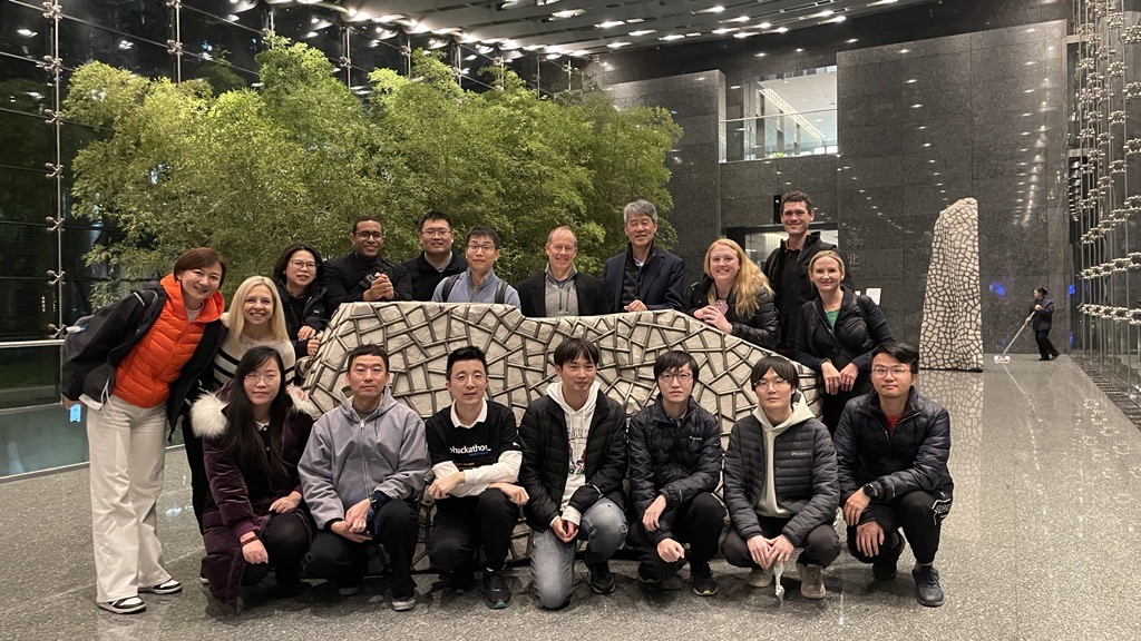 微软全球资深副总裁、全球研究与创新孵化负责人 Peter Lee（第二排右四）等微软研究院同事访问期间，与部分微软亚洲研究院（温哥华）团队成员合影