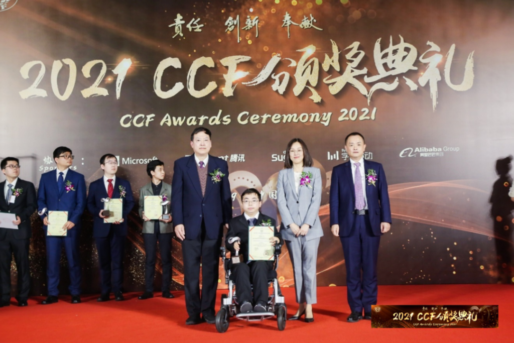 CCF 理事长梅宏院士（右一）、CCF 奖励委员会主席钱德沛院士（左一）、中国计算机学会女计算机工作者委员会主任、微软亚洲研究院学术合作总监马歆（右二）共同为矣晓沅（左二）颁发2021年度 CCF 优秀博士学位论文奖