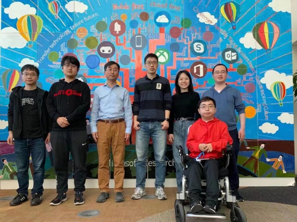 矣晓沅（右二）与社会计算组的同事们在办公室合影