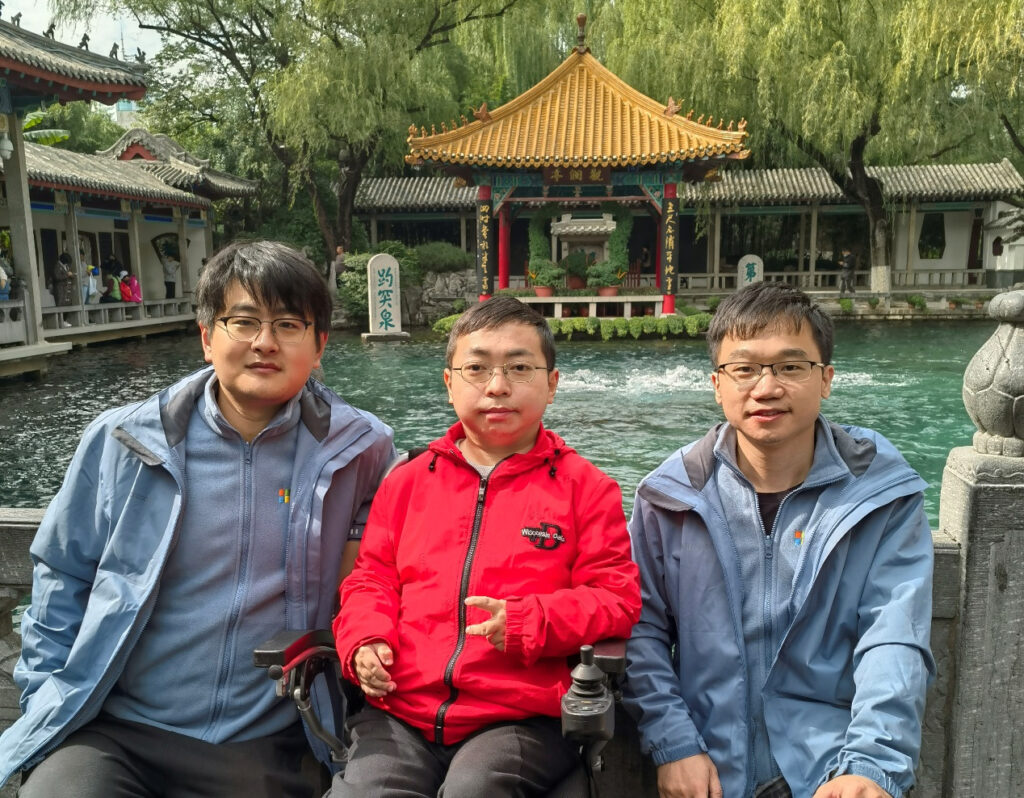 矣晓沅（中间）与同事们一起参加公司活动