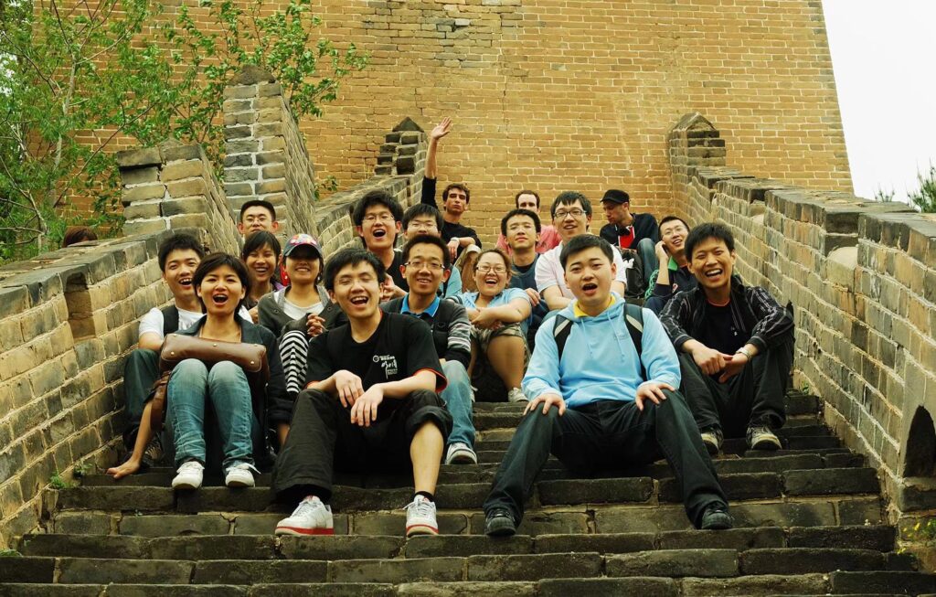 实习期间，夏炎（第三排左三）与其他实习生小伙伴们一起出游