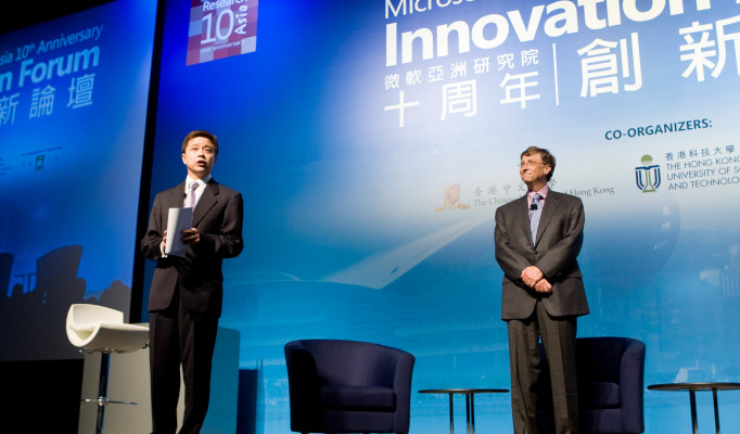 微软亚洲研究院十周年创新论坛在香港举行，卸任后首次来华的比尔.盖茨发表了精彩演讲，并在随后的论坛上同香港中文大学校长刘遵义教授、香港科技大学校长朱经武教授、香港大学校长徐立之教授及现场上千名高校师生进行了近距离沟通和互动。