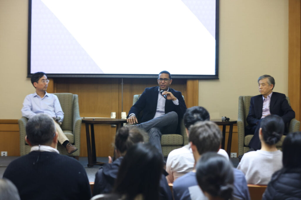 微软研究院副总裁、微软杰出首席科学家、微软研究院全球研究合作负责人 Ashley Llorens 博士（中）与苏世民书院院长薛澜教授（右）的对话，由微软亚洲研究院资深首席研究员谢幸博士（左）主持。