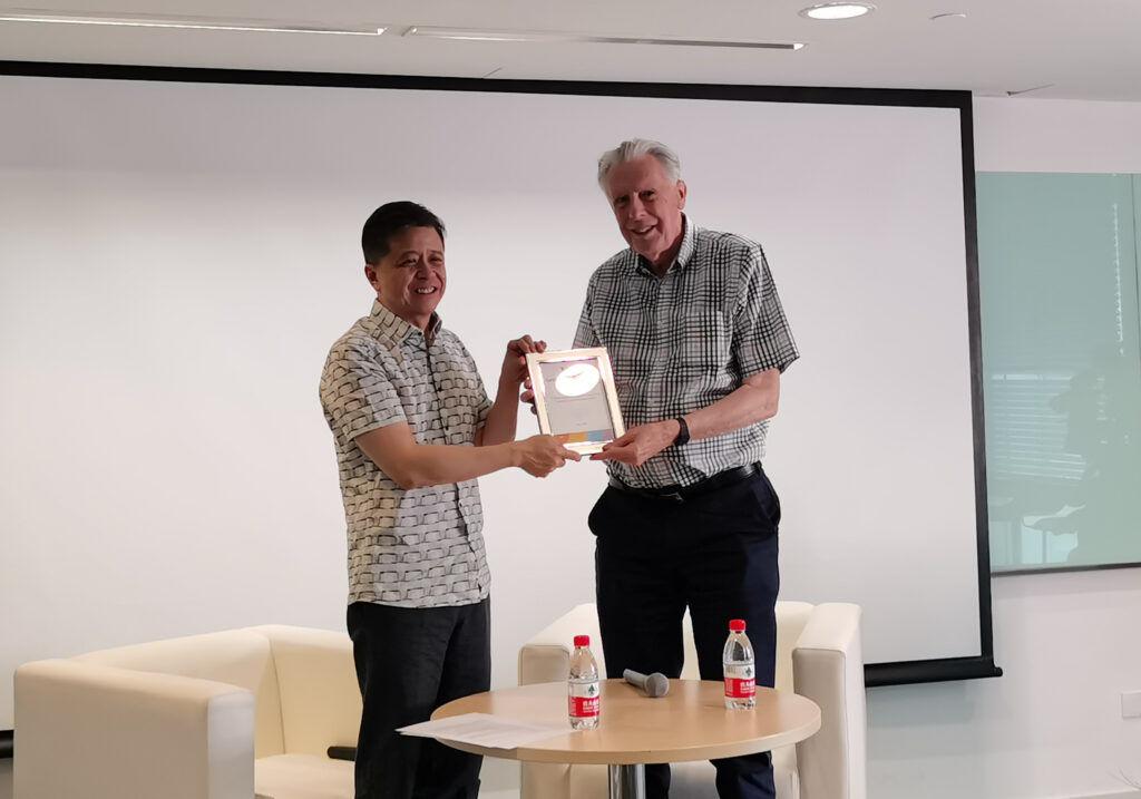 图灵奖得主 John Hopcroft 教授（右）、微软亚洲研究院院长洪小文博士（左）