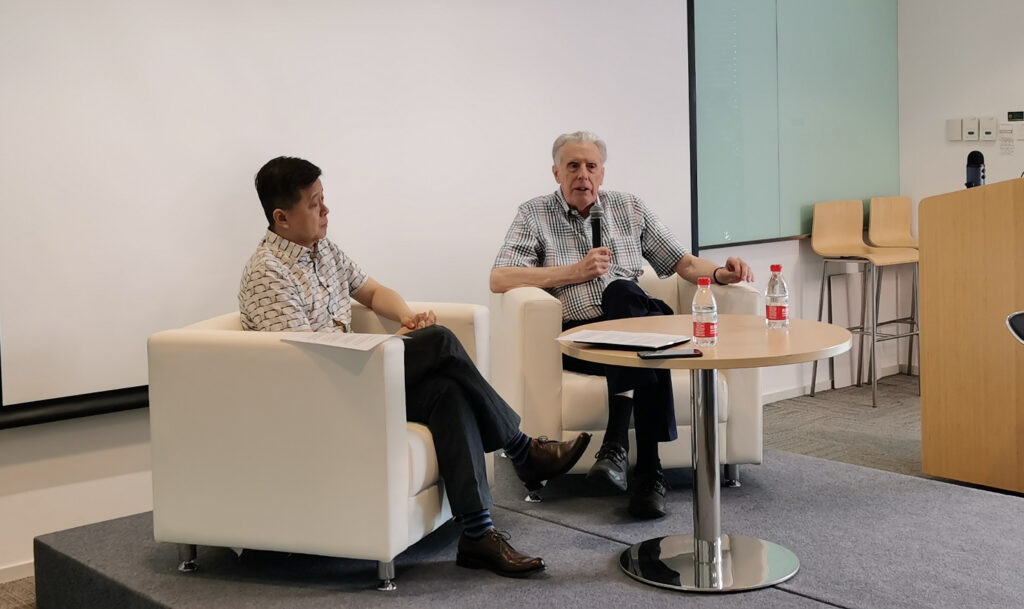 图灵奖得主 John Hopcroft 教授（右）、微软亚洲研究院院长洪小文博士（左）