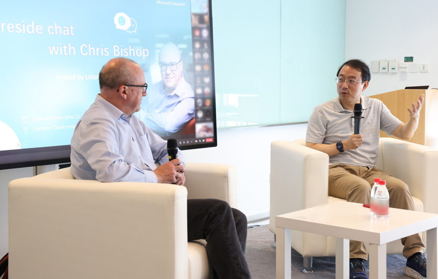 微软亚洲研究院院长周礼栋（右）与微软技术院士、微软研究院科学智能中心负责人 Chris Bishop （左）对话