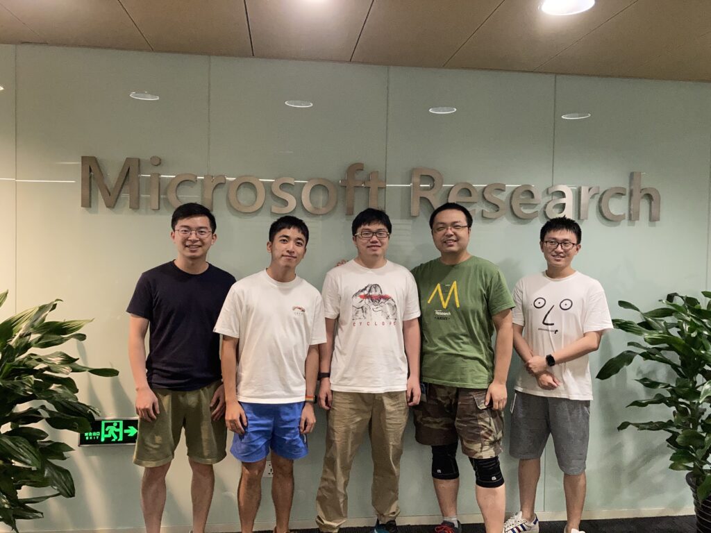 刘国栋（左二）与 mentor 苗又山（右二）及组内同事合影