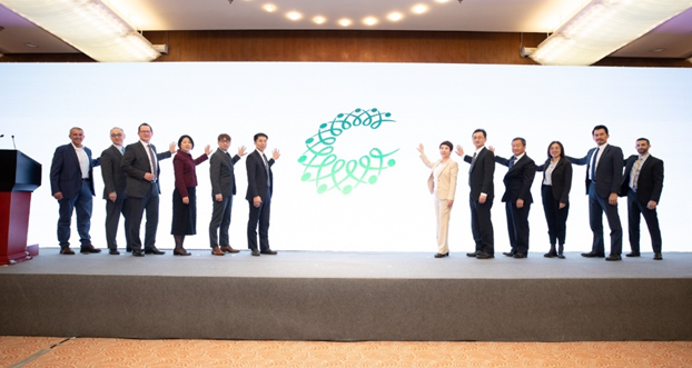 图6：2023年3月14日，“气候变化与碳中和国际合作联合行动”启动仪式在清华大学顺利举行，微软亚洲研究院学术合作总监马歆（右三）与其它十一家创始理事单位代表共同见证了“联合行动”的开启