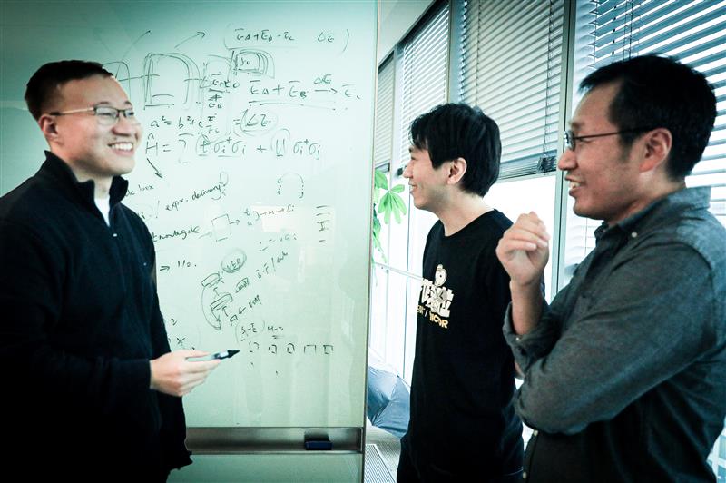 微软研究院首席研究员刘海广（右一）、高级工程师毕然（中）、高级研究员王童（左一）