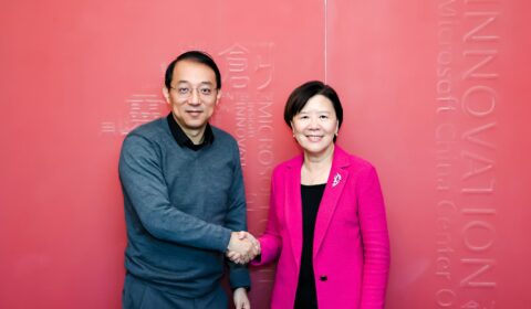 科大校长叶玉如教授(右)与微软全球资深副总裁、微软亚洲研究院院长周礼栋博士携手合作推动医学健康教育及科研协作
