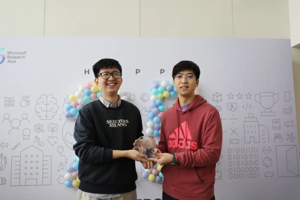 王拓为（右）与 Mentor 李琨（左）