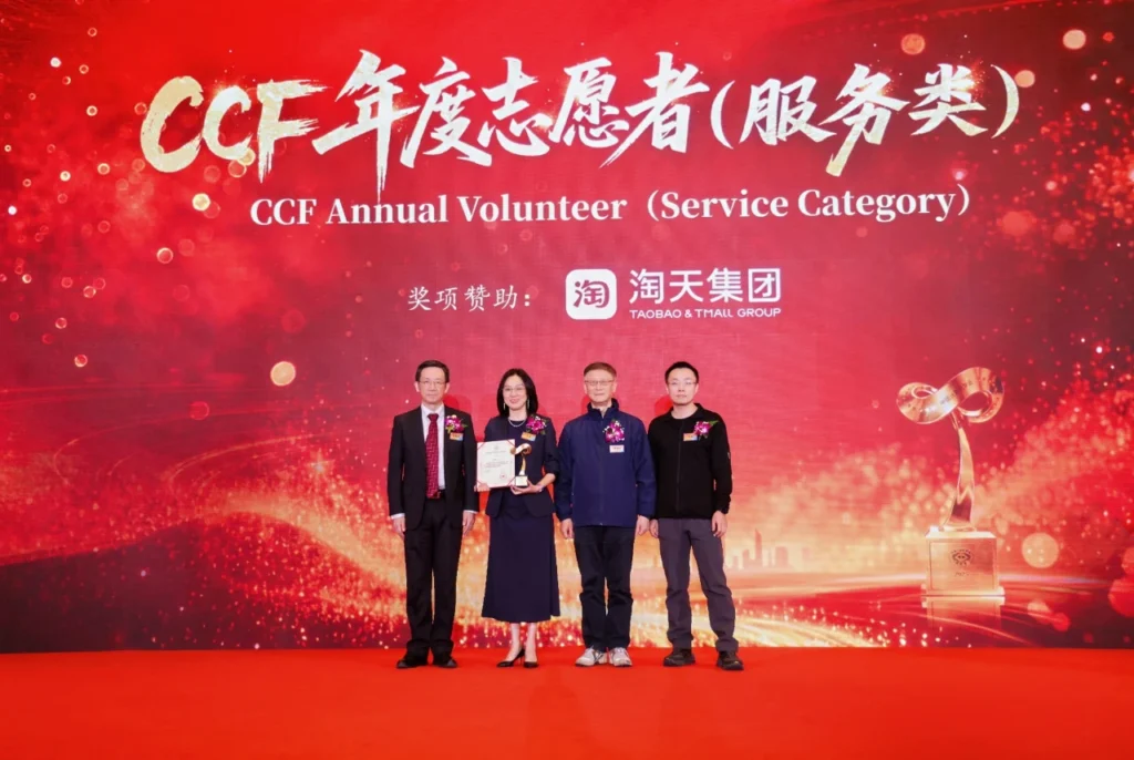 Xin Ma receiving an award on stage