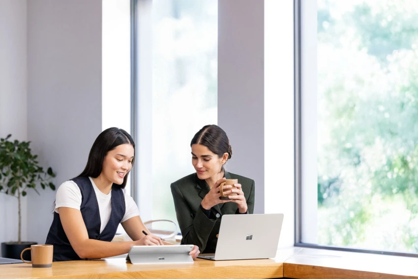 Photograph of two female personas sitting at a cafe counter.