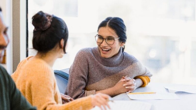 Two business students discuss ideas for startups.