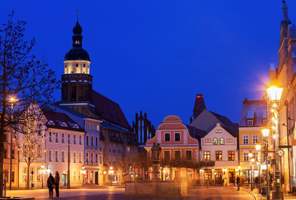 Altmarkt และโบสถ์ St. Nikolai ใน Cottbus/Chóśebuz, Brandenburg, Germany, สว่างไสวในเวลากลางคืน