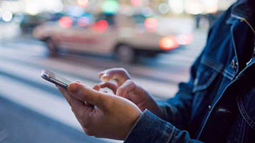 Wanita melihat teleponnya