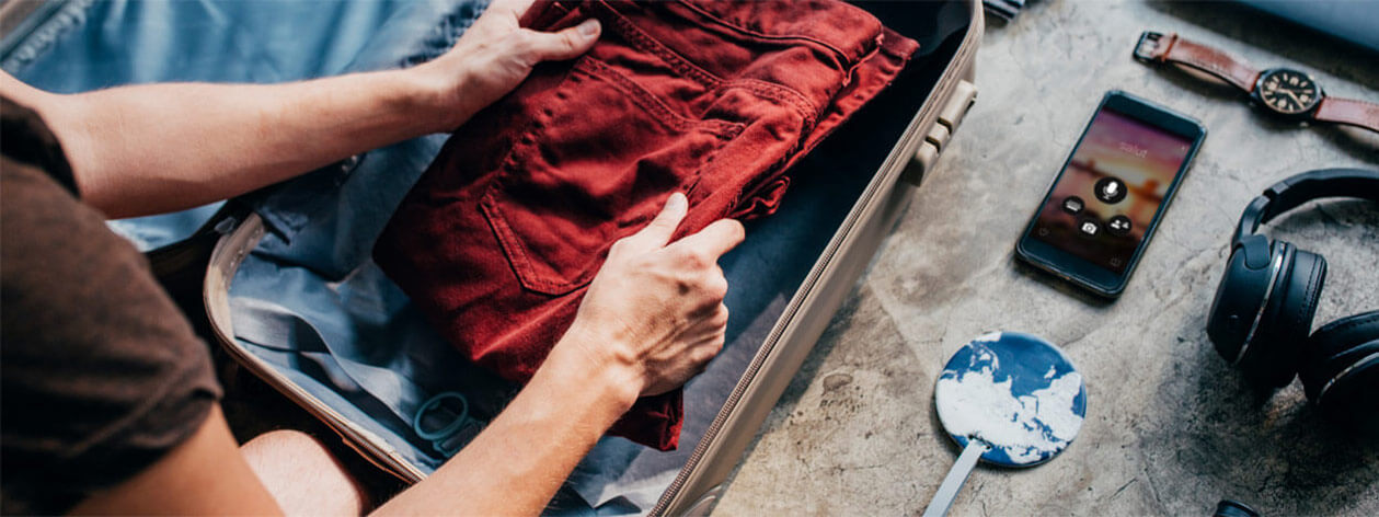 Một người bị va li, trong khi điện thoại thông minh chạy ứng dụng Microsoft Translator nằm gần đó