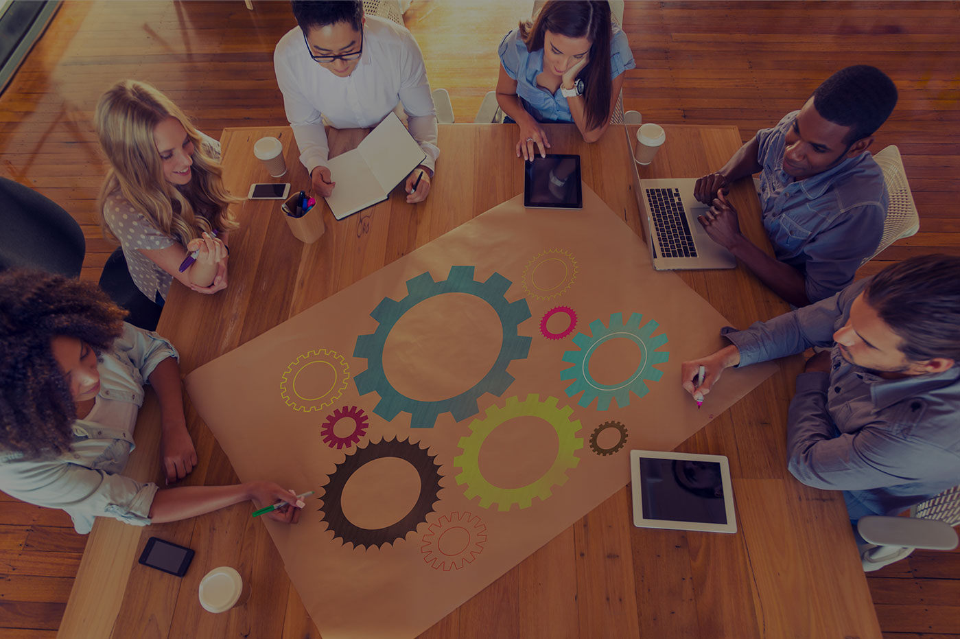 grupp personer som arbetar med ett projekt