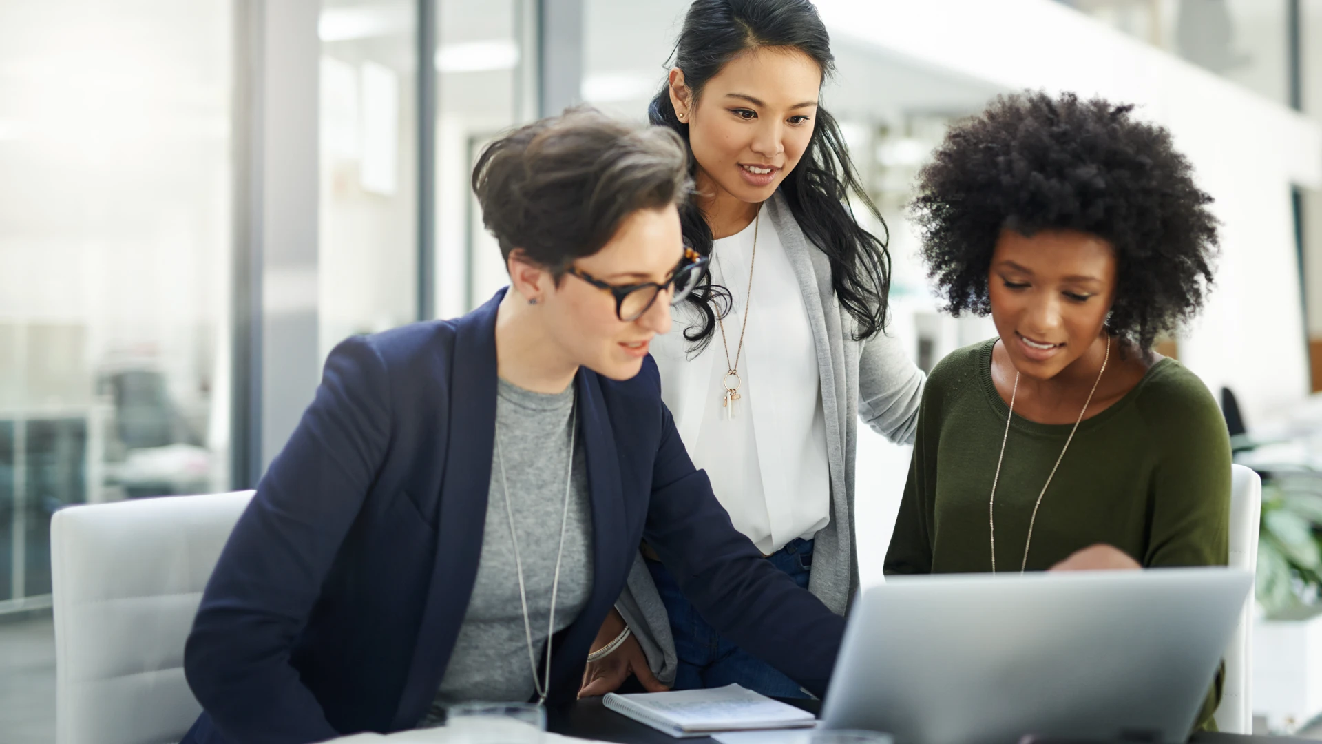 Trois femmes collaborant &agrave; l&rsquo;ordinateur