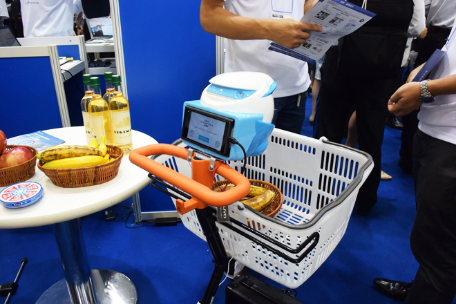 ロボットコンシェルジュカートの写真