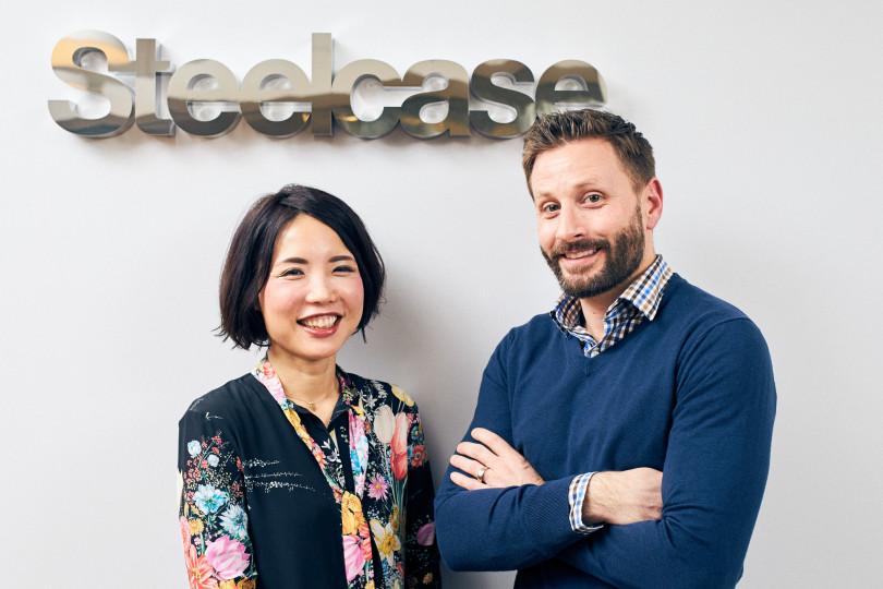 日本スチールケース社 ブランドン・ピーターズ氏(右)と日本マイクロソフト 三上智子