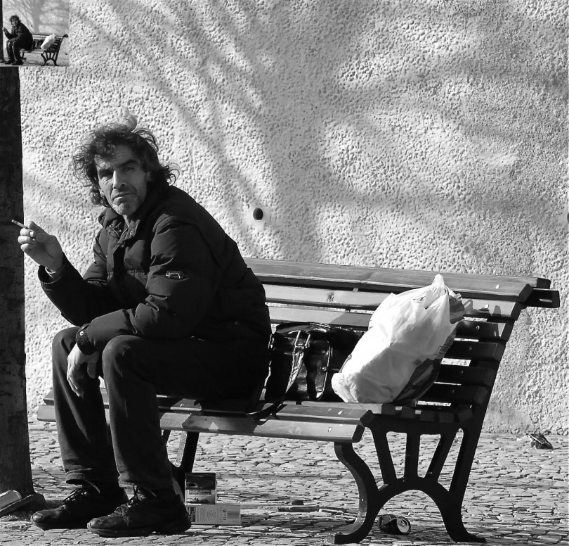 外国人がタバコを吸っているモノクロ写真