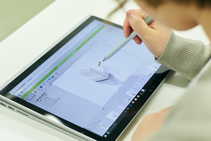 中村氏の授業で「Fusion 360」を Surface ペンで操作する学生。オートデスクでは、学生に新しい道具に慣れてもらいたいという考えから、学生や教育機関などに向けてこのソフトを3年間無償で提供している。