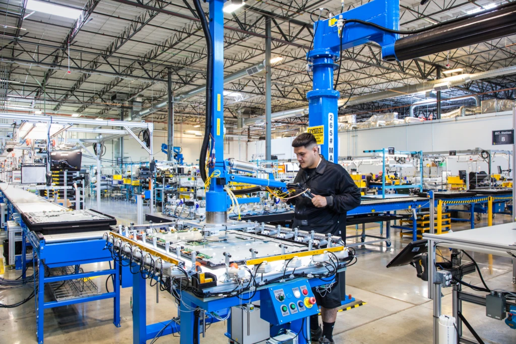 工場のラインで作業する男性