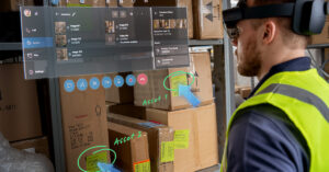 HoloLens を装着して MR でマニュアルを確認する男性